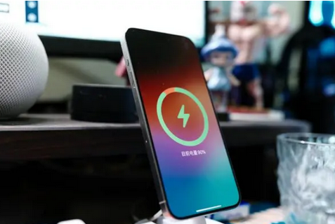 大渡口苹果15换屏服务分享用什么充电器给iPhone15充电更好 